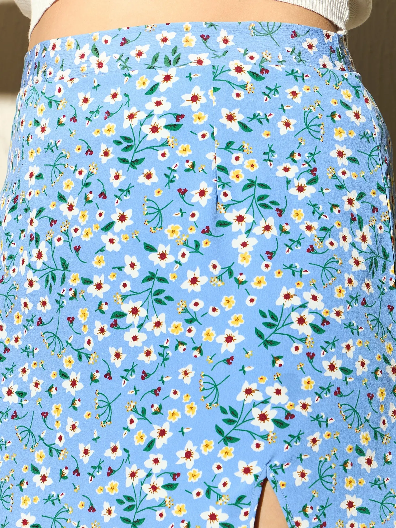 Berrylush Curve Women Blue & White Floral Printed High-Rise Waist Front Slit Straight Hem Pencil Mini Skirt