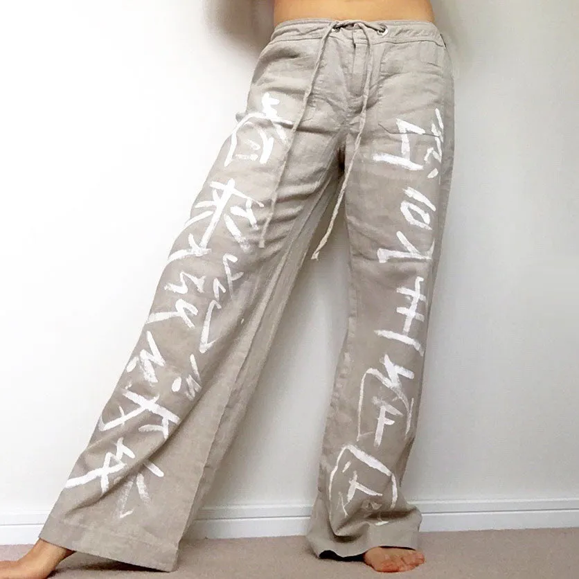 WHITE CHARACTERS BEIGE TROUSERS