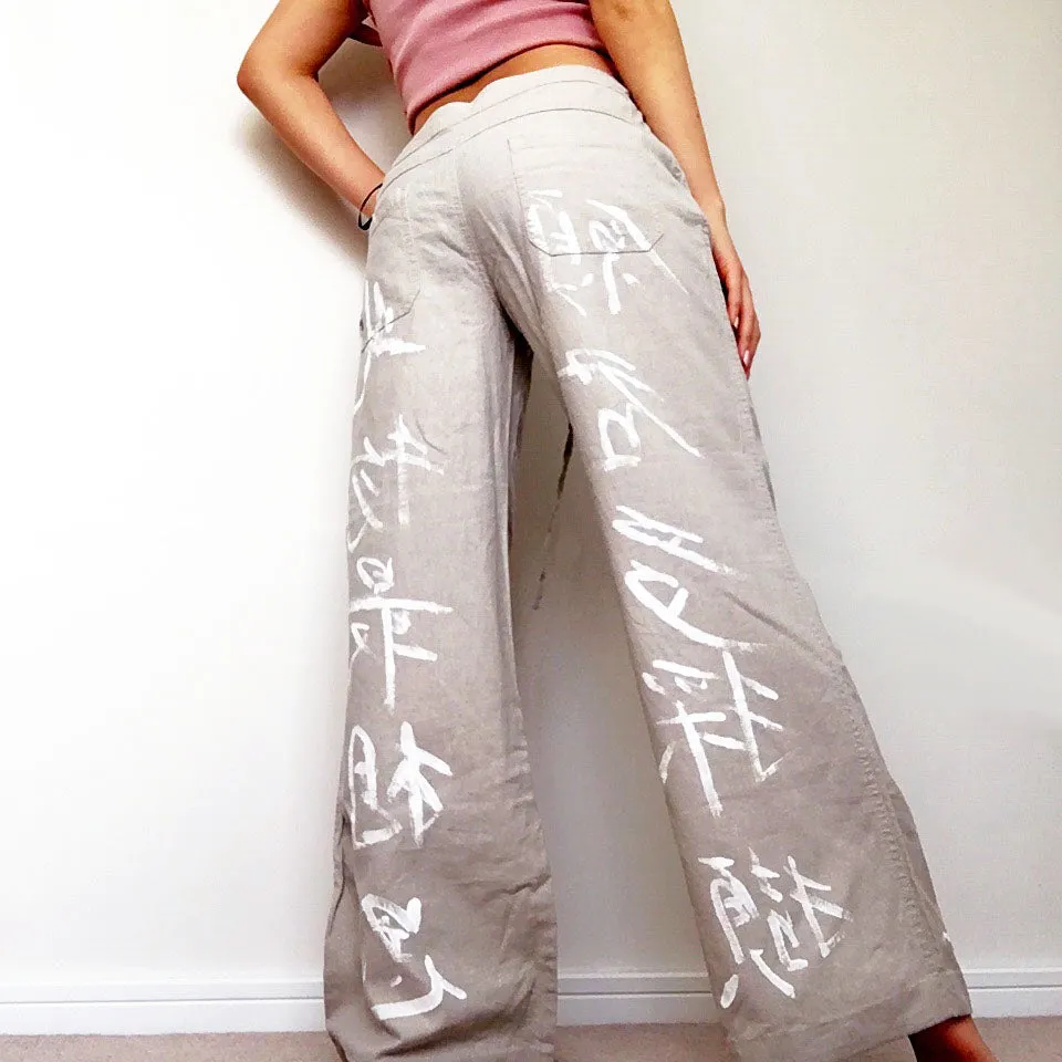 WHITE CHARACTERS BEIGE TROUSERS